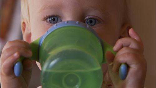 Bébé aux yeux bleus