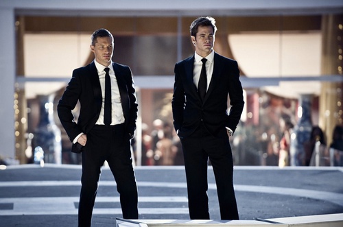chris-pine-et-tom-hardy-en-costume-dans-this-means-war-jpg