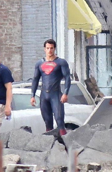 henry-cavill-de-loin-png