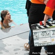 Mélanie Laurent dans la piscine