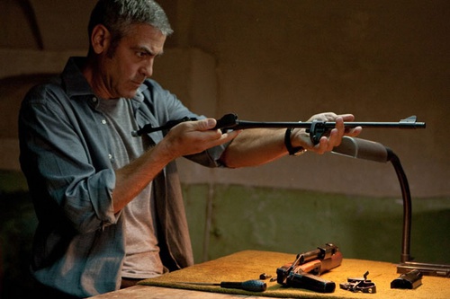 george clooney nettoyant son arme