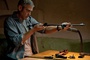 george clooney nettoyant son arme