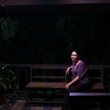Femme assise sur un banc