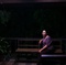 Femme assise sur un banc - Oncle Boonmee, celui qui se souvient de ses vies antérieures 