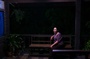 Femme assise sur un banc
