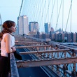rachel mcadams sur un pont