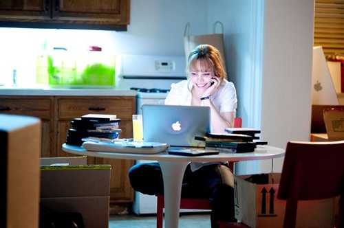 rachel mcadams travaillant chez elle