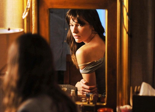 milla jovovich cherchant une marque
