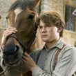 jeremy irvine et son cheval