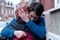 anne coesens serrant son fils fort