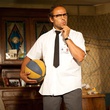 Eric Judor et un ballon de basket