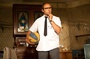 Eric Judor et un ballon de basket