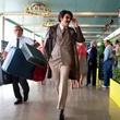 Eric Judor porte les valises de Ramzy Bedia