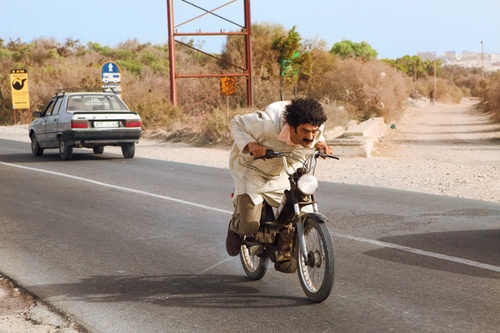 Ramzy Bedia sur la mobylette
