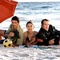 Caterina Murino, Jean Dujardin et Pascal Elbé sur la plage - L'amour aux trousses 