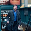 sam-worthington-dans-dos-au-mur-jpg