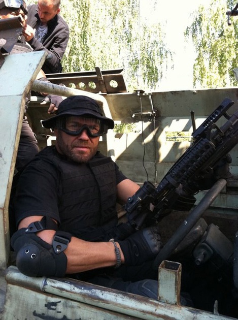 randy-couture-en-tireur-d-elite-pour-the-expendables-2-jpg