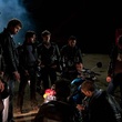 des gar ons reparant une moto