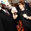 justin bieber signant des autographes