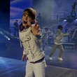 justin bieber tendant la main