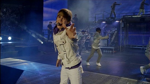 justin bieber tendant la main