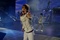 justin bieber tendant la main