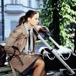 susanne wolff regardant son b b 