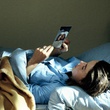 susanne wolff regardant une photo