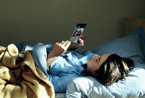 susanne wolff regardant une photo
