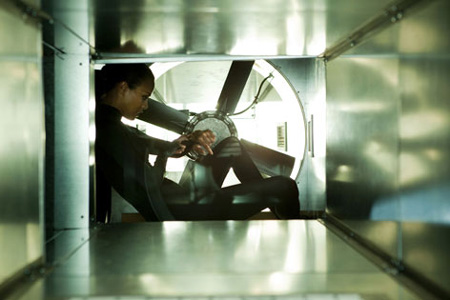 zoe-saldana-dans-un-conduit-d-aeration-jpg