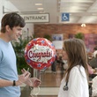 ashton kutcher offrant un ballon a natalie portman