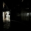 belen rueda seule dans un couloir sombre