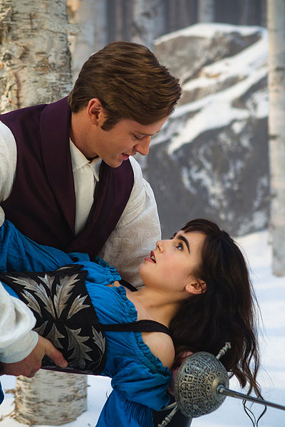 armie-hammer-au-dessus-de-lily-collins-jpg
