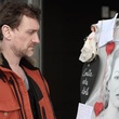 Jean-Paul Rouve regarde une photo de Sophie Quinton