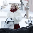 Sophie Quinton devant le scooter