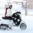 Sophie Quinton devant le scooter, sol enneigé