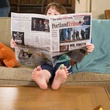 joey king lisant le journal