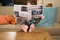 joey king lisant le journal