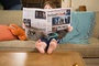 joey king lisant le journal