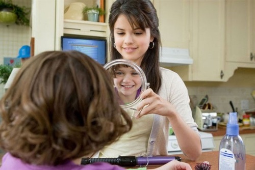 selena gomez maquillant sa soeur