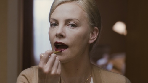 charlize-theron-se-maquille-pour-young-adult-jpg