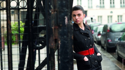 Cécile Cassel s'appuie sur le mur