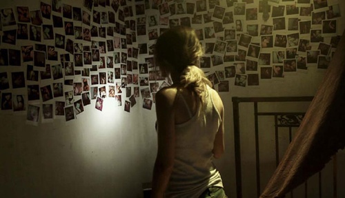 florence colucci devant un mur de photos