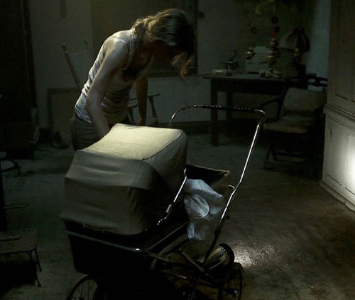 florence colucci devant une poussette
