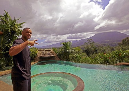 will-smith-devant-sa-piscine-jpg