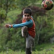 garcon-qui-joue-au-ballon-jpg