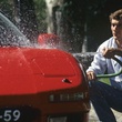 senna-nettoyant-sa-voiture-jpg