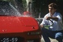 senna-nettoyant-sa-voiture-jpg