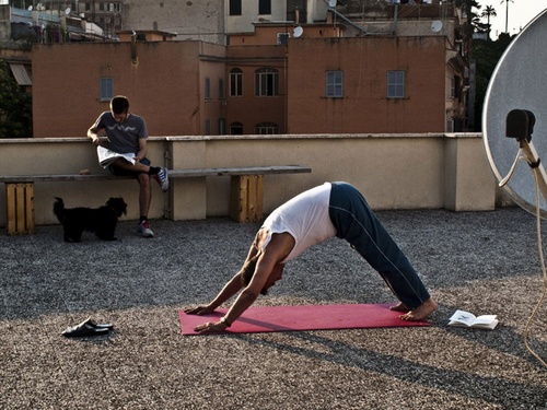 gianni-di-gregorio-faisant-du-yoga-2-jpg
