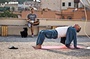 gianni-di-gregorio-faisant-du-yoga-jpg